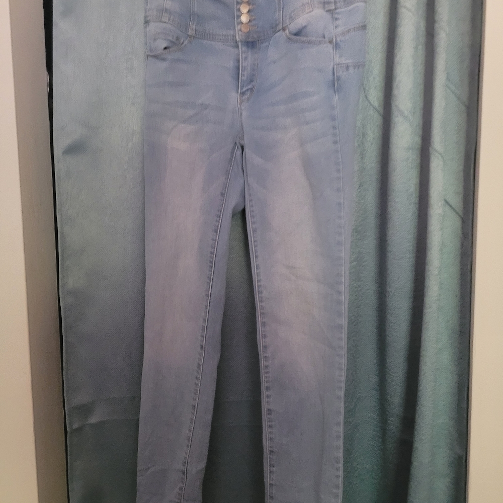 Light wash booty lift jeans